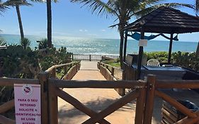 Flat Guarajuba 4 quartos térreo à Beira Mar - pé na areia - governança com arrumadeira e Wi Fi inclusos